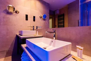 Сад і зона адпачынку з шэзлонгамі ў гатэлі "Залесье Мазуры"