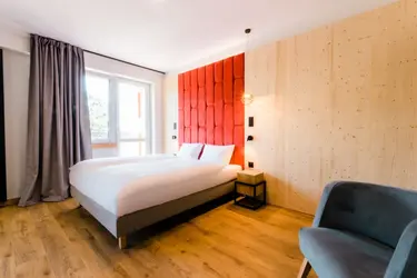 Вячэрняя прагулка ў Залесьбе Мазуры - асветленыя алеі